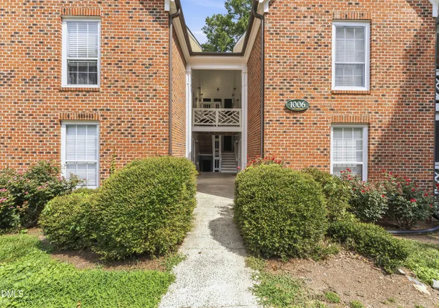 3rd image of 1006 Kingswood Dr #J, Chapel Hill, NC 27517 | MLS# 10182210