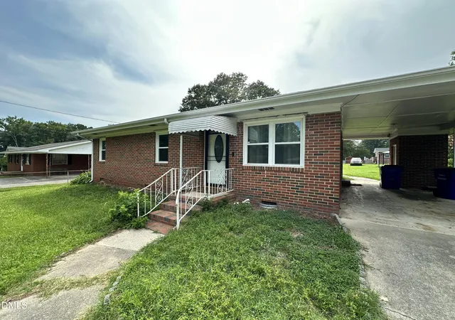 Photo 2 of Single family home for sale at 205 Cloverdale Dr, Smithfield, NC 27577 | MLS# 10182158 | Listing updated on 2026-07-31