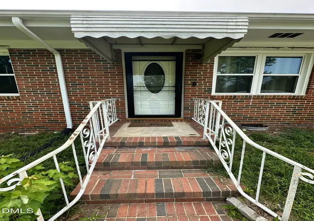 Photo 3 of Single family home for sale at 205 Cloverdale Dr, Smithfield, NC 27577 | MLS# 10182158 | Listing updated on 2026-07-31