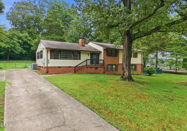 1st image of 305 Plum Ln, Chapel Hill, NC 27517 | MLS# 10184904