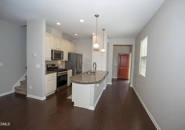3rd image of 738 Wickham Ridge Rd, Apex, NC 27539 | MLS# 10182598