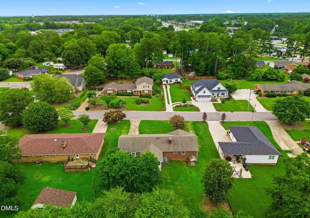 Photo 4 of Sale Pending at 318 Crescent Dr, Clayton, NC 27520 | MLS# 10182543 | Listing updated on 2026-08-29