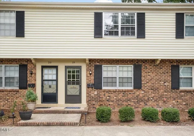 2nd image of 1102 Willow Dr, Chapel Hill, NC 27517