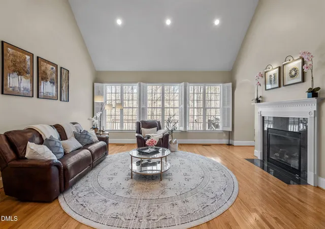 Photo 4 of Single family home for sale at 825 Oxbow Xing Rd, Chapel Hill, NC 27516 | MLS# 10182850 | Listing updated on 2026-09-16