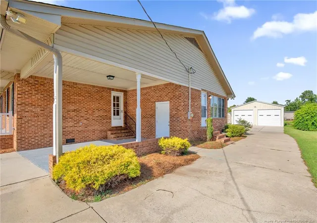 Photo 4 of Single family home for sale at 221 Old Baker Rd, Maxton, NC 28364 | MLS# 766646 | Listing updated on 2026-09-01