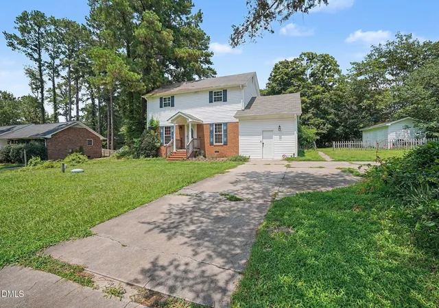 Photo 3 of Single family home for sale at 403 Woodhille Dr, Goldsboro, NC 27530 | MLS# 10183319 | Listing updated on 2026-08-13