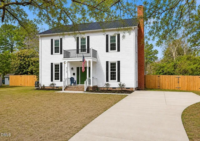 Photo 2 of Single family home for sale at 910 S 2nd Street, Smithfield, NC 27577 | MLS# 10183701 | Listing updated on 2026-09-07