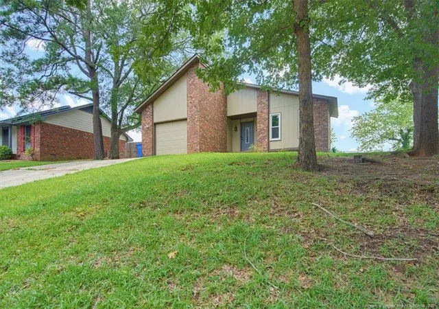 Photo 3 of Single family home for sale at 6941 Melbourne Dr, Fayetteville, NC 28314 | MLS# 766927 | Listing updated on 2026-10-01