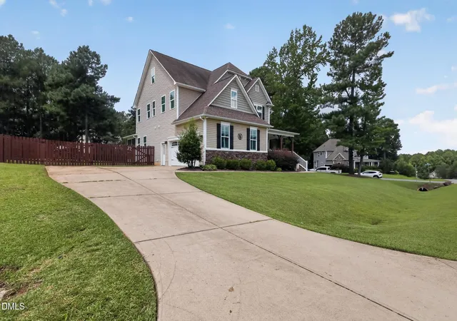 Photo 3 of Single family home for sale at 626 Bridgeport Cir, Clayton, NC 27527 | MLS# 10183888 | Listing updated on 2026-08-17