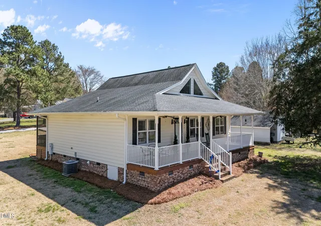 3rd image of 35 Hummingbird Ln, Henderson, NC 27537 | MLS# 10183890