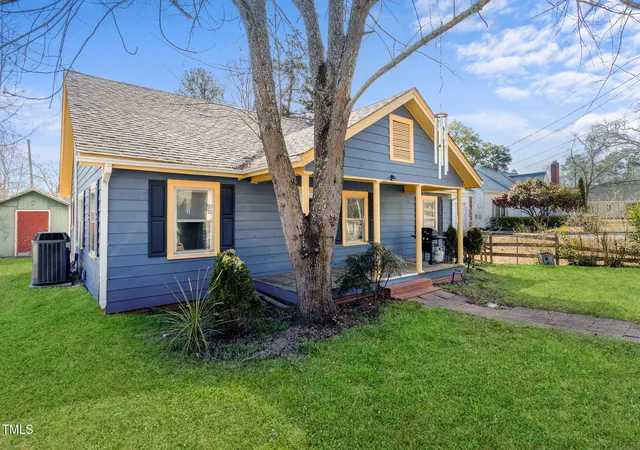 Photo 2 of Single family home for sale at 805 S 11th Street, Lillington, NC 27546 | MLS# 10184168 | Listing updated on 2026-08-04