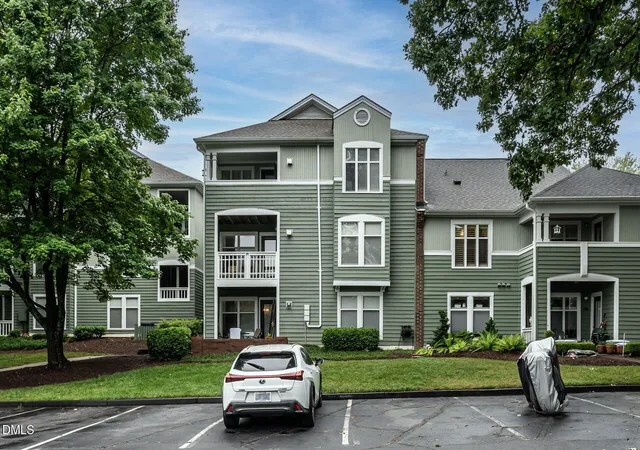 2nd image of 1111 Parkridge Ln, Raleigh, NC 27605