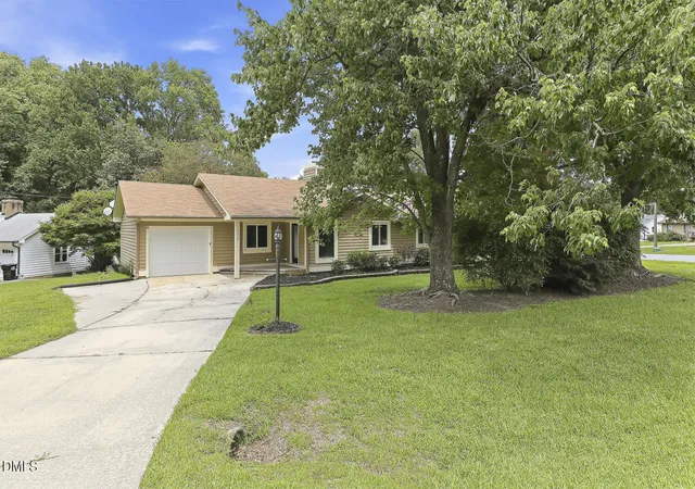 Photo 3 of Single family home for sale at 102 Oaklake Ct, Fuquay Varina, NC 27526 | MLS# 10184654 | Listing updated on 2026-09-18