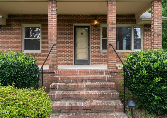 Photo 2 of Sale Pending at 1108 W King St, Hillsborough, NC 27278 | MLS# 10184784 | Listing updated on 2026-08-25