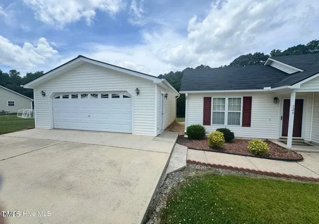Photo 3 of Single family home for sale at 124 Stockbridge Dr, Selma, NC 27576 | MLS# 10184411 | Listing updated on 2026-08-18