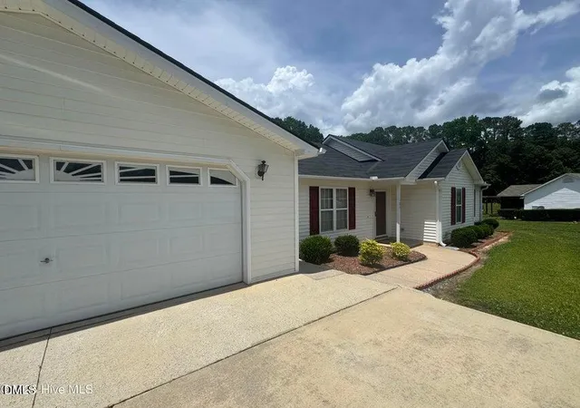 Photo 3 of Single family home for sale at 124 Stockbridge Dr, Selma, NC 27576 | MLS# 10184411 | Listing updated on 2026-08-18
