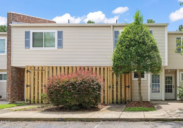 2nd image of 220 Elizabeth St #Apt E4, Chapel Hill, NC 27514 | MLS# 10184425
