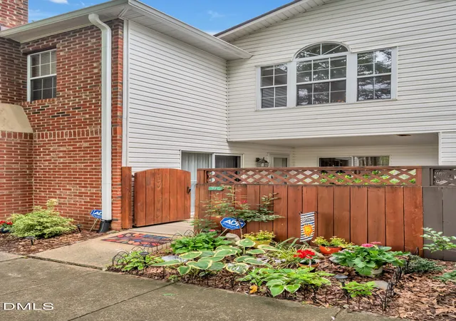 Photo 3 of Single family home for sale at 391 Summerwalk Cir, Chapel Hill, NC 27517 | MLS# 10186823 | Listing updated on 2026-09-25