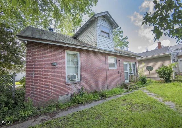 Photo 3 of Single family home for sale at 204 E Baker St, Tarboro, NC 27886 | MLS# 10185002 | Listing updated on 2026-09-18