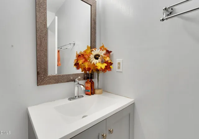 Photo 5 of Single family home for sale at 905 Alexander Stewart Dr, Hillsborough, NC 27278 | MLS# 10185190 | Listing updated on 2026-09-07