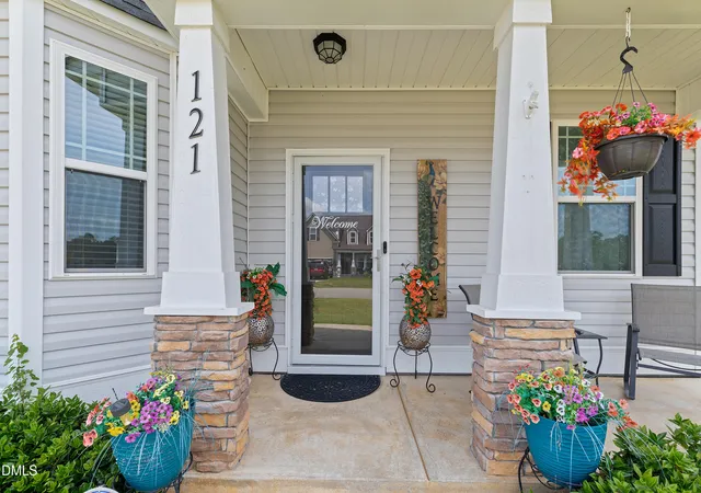 Photo 4 of Single family home for sale at 121 Longford Dr, Selma, NC 27576 | MLS# 10188285 | Listing updated on 2026-10-09