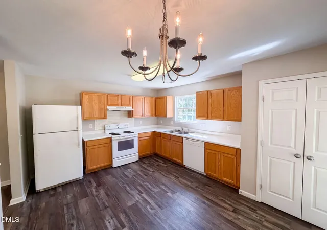 2nd image of 6 Crimson Clover Ct, Durham, NC 27704 | MLS# 10185348