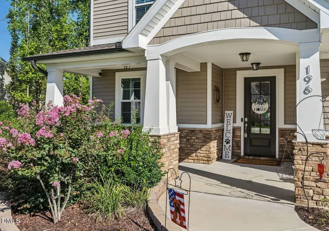 Photo 3 of Single family home for sale at 196 W Amber Oak Dr, Selma, NC 27576 | MLS# 10185949 | Listing updated on 2026-09-18