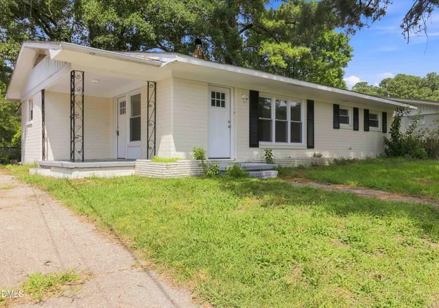 Photo 3 of Single family home for sale at 605 Sunnyside Ln W, Wilson, NC 27893 | MLS# 10186344 | Listing updated on 2026-08-31