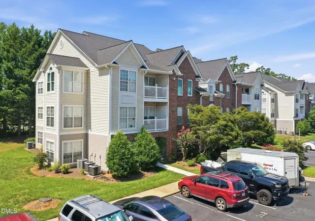 2nd image of 2221 Delaney Dr # 112, Burlington, NC 27215 | MLS# 10185571