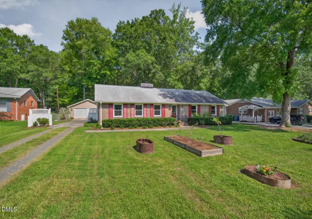 2nd image of 606 Crestview Dr, Durham, NC 27712 | MLS# 10186258