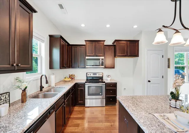 5th image of 102 Forsyth Pkwy, Clayton, NC 27520 | MLS# 10185954