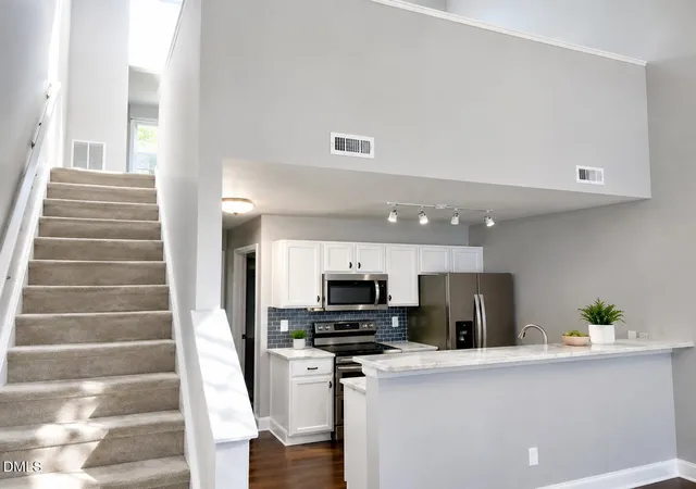 2nd image of 10 Crystal Oaks Ct, Durham, NC 27707 | MLS# 10185981