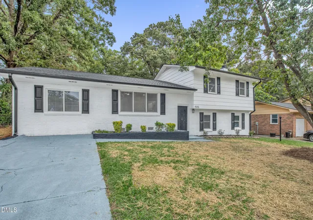 1st image of 1515 Grandview Dr, Fayetteville, NC 28314 | MLS# 10185890