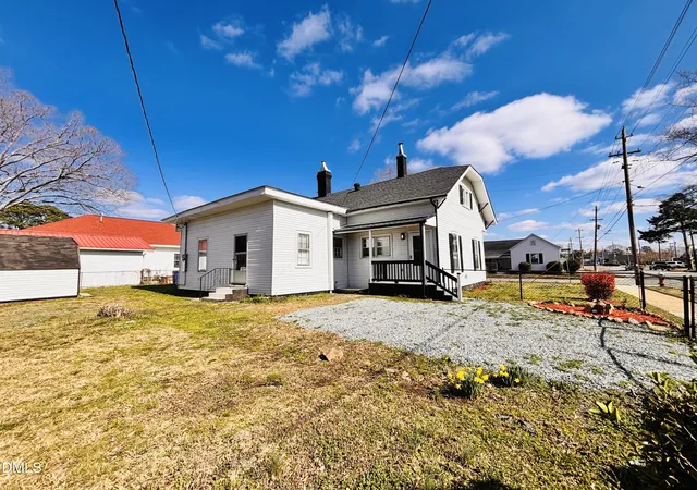 Photo 3 of Single family home for sale at 201 N Massey St, Selma, NC 27576 | MLS# 10186045 | Listing updated on 2026-08-13
