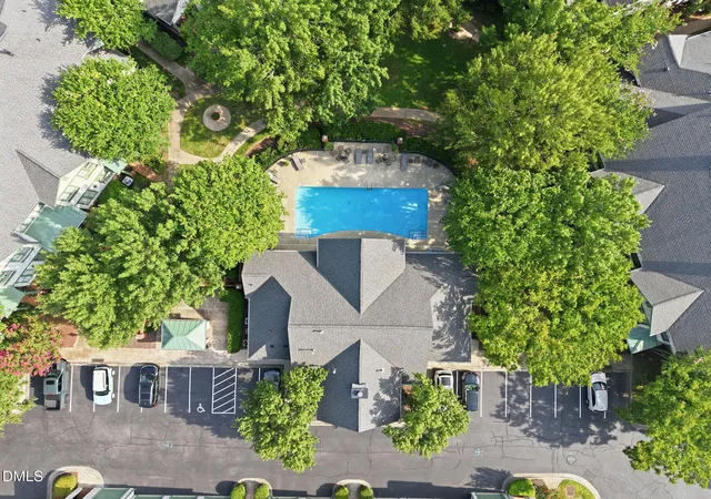 3rd image of 101 Presque Isle Ln, Chapel Hill, NC 27514