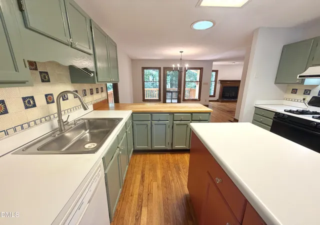 Photo 3 of Sale Pending at 6 Burnwood Pl, Chapel Hill, NC 27517 | MLS# 10186525 | Listing updated on 2026-09-10