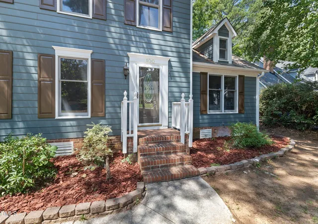 Photo 3 of Single family home for sale at 100 Culcross Ct, Cary, NC 27513 | MLS# 10186305 | Listing updated on 2026-08-16