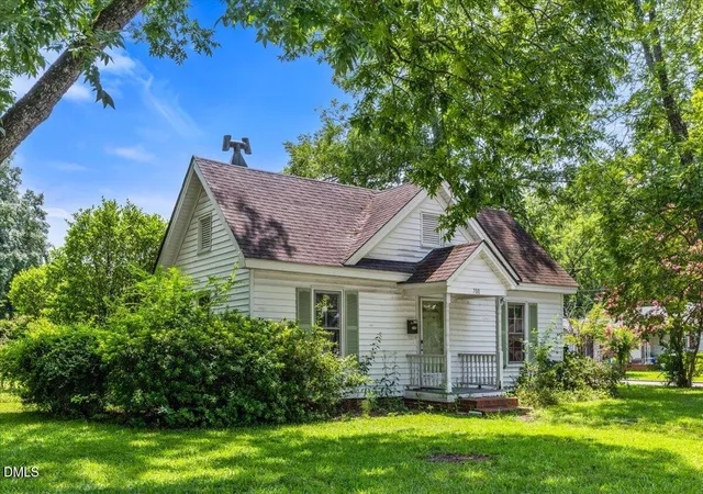 Photo 2 of Single family home for sale at 700 N Webb St, Selma, NC 27576 | MLS# 10186394 | Listing updated on 2026-09-09