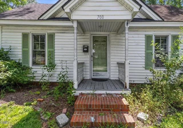 Photo 3 of Single family home for sale at 700 N Webb St, Selma, NC 27576 | MLS# 10186394 | Listing updated on 2026-09-09