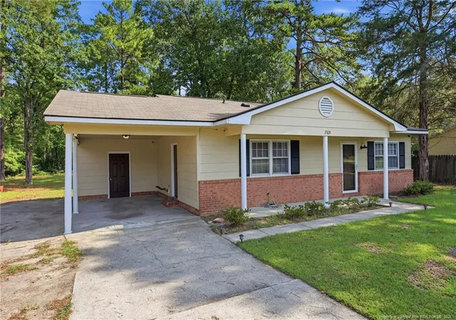 Photo 2 of Single family home for sale at 1705 Sand Hl Rd, Hope Mills, NC 28348 | MLS# 767799 | Listing updated on 2026-09-20