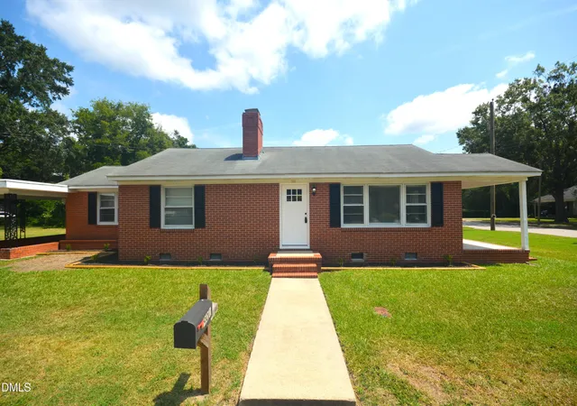 Photo 3 of Single family home for sale at 901 Cofield St, Tarboro, NC 27886 | MLS# 10186717 | Listing updated on 2026-09-20
