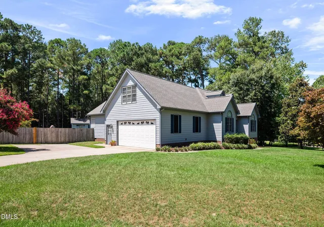 Photo 3 of Single family home for sale at 400 La Vista Ct, Benson, NC 27504 | MLS# 10187785 | Listing updated on 2026-09-01