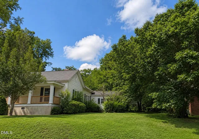 Photo 2 of Single family home for sale at 408 E Nash St, Louisburg, NC 27549 | MLS# 10188403 | Listing updated on 2026-09-30