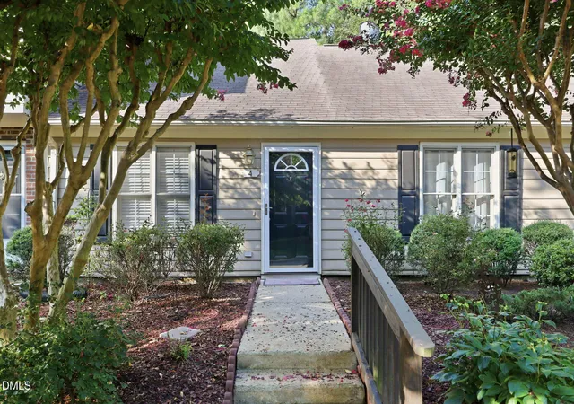 3rd image of 4 Crystal Oaks Ct, Durham, NC 27707 | MLS# 10187936