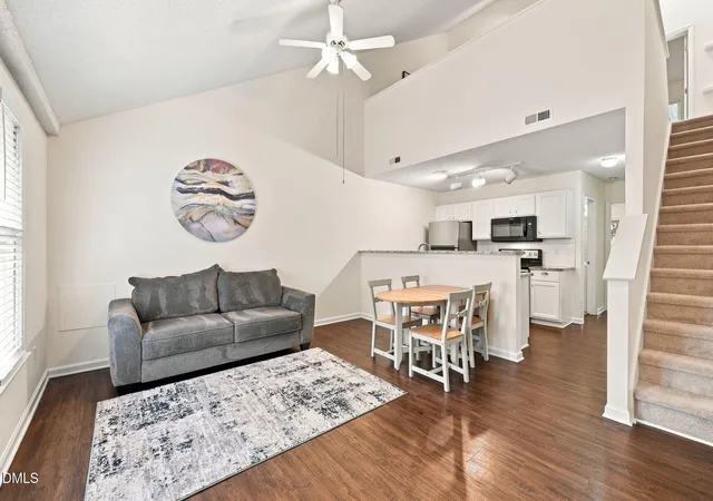 5th image of 4 Crystal Oaks Ct, Durham, NC 27707 | MLS# 10187936
