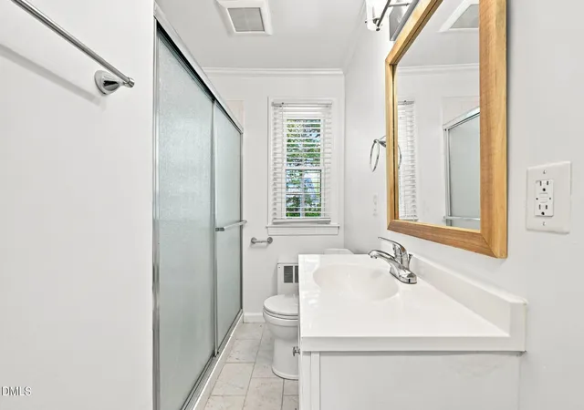 2nd image of 1400 Roslyn Dr, Burlington, NC 27215