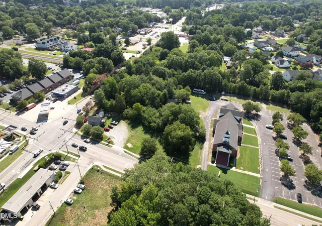 Photo 4 of Sale Pending at 403 S Salem St, Apex, NC 27502 | MLS# 10187424 | Listing updated on 2026-09-02