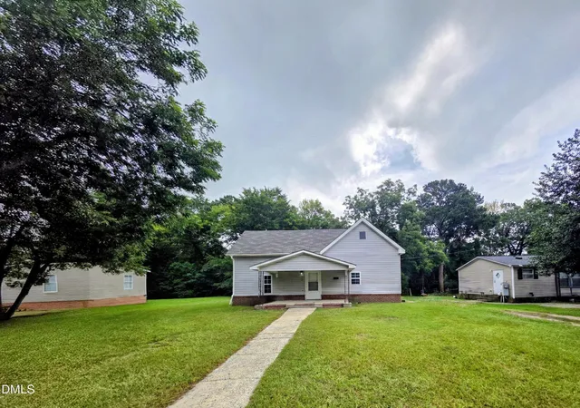 Photo 3 of Single family home for sale at 202 Hill St, Smithfield, NC 27577 | MLS# 10187871 | Listing updated on 2026-08-30