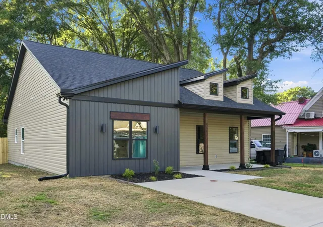 Photo 3 of Single family home for sale at 211 Gilmer St, Burlington, NC 27217 | MLS# 10188135 | Listing updated on 2026-09-20