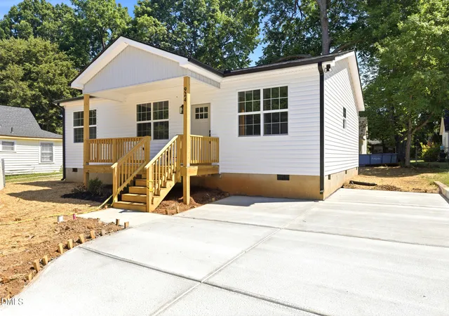 1st image of 924 E Davis St, Burlington, NC 27215 | MLS# 10188196